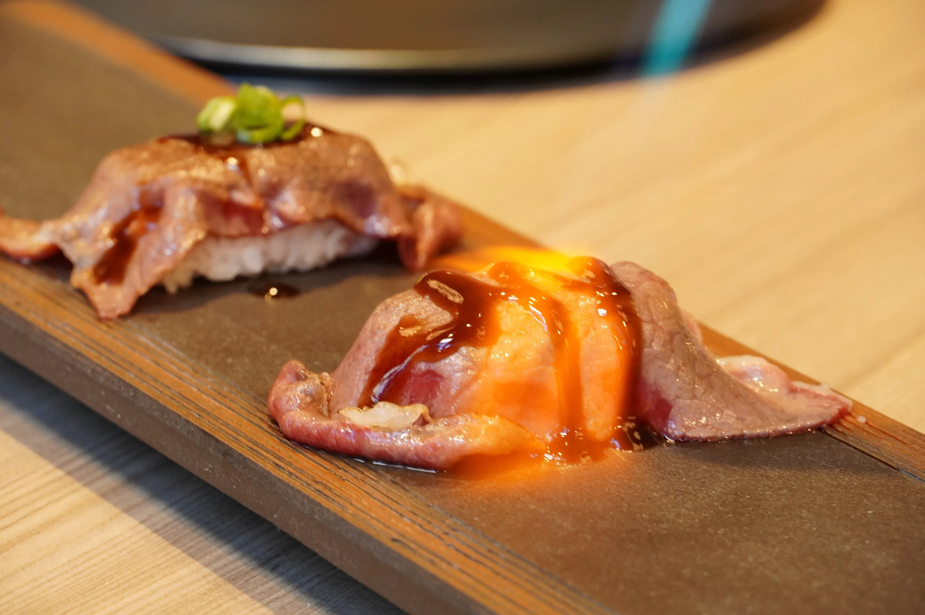 炙燒和牛握壽司是涮樂人氣招牌（圖／馬辣集團提供）