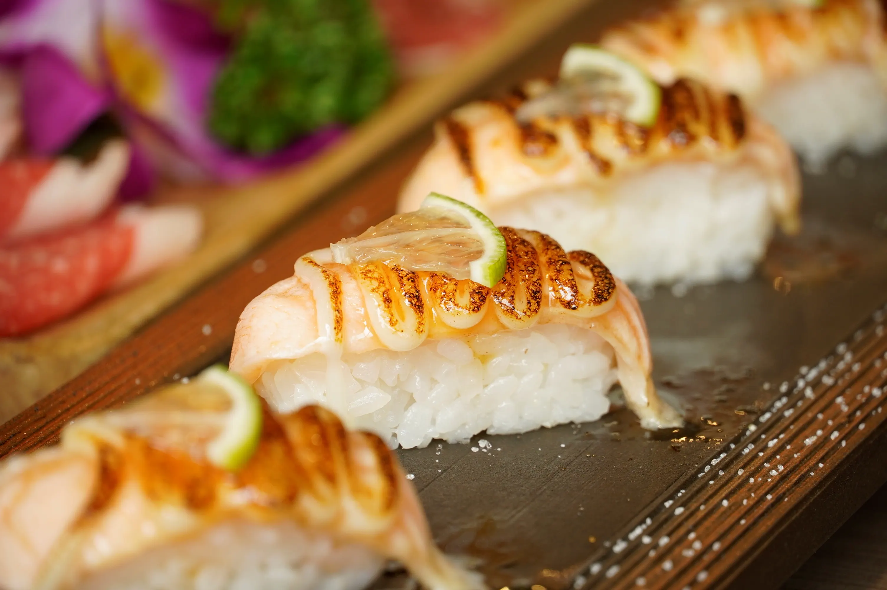 炙燒焦糖鮭魚握壽司夏季限定（圖／馬辣集團提供）