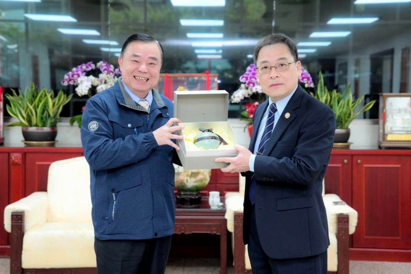 20250722-桃園市調查處處長許銘侑（右）。(取自桃園市議長邱奕勝臉書)
