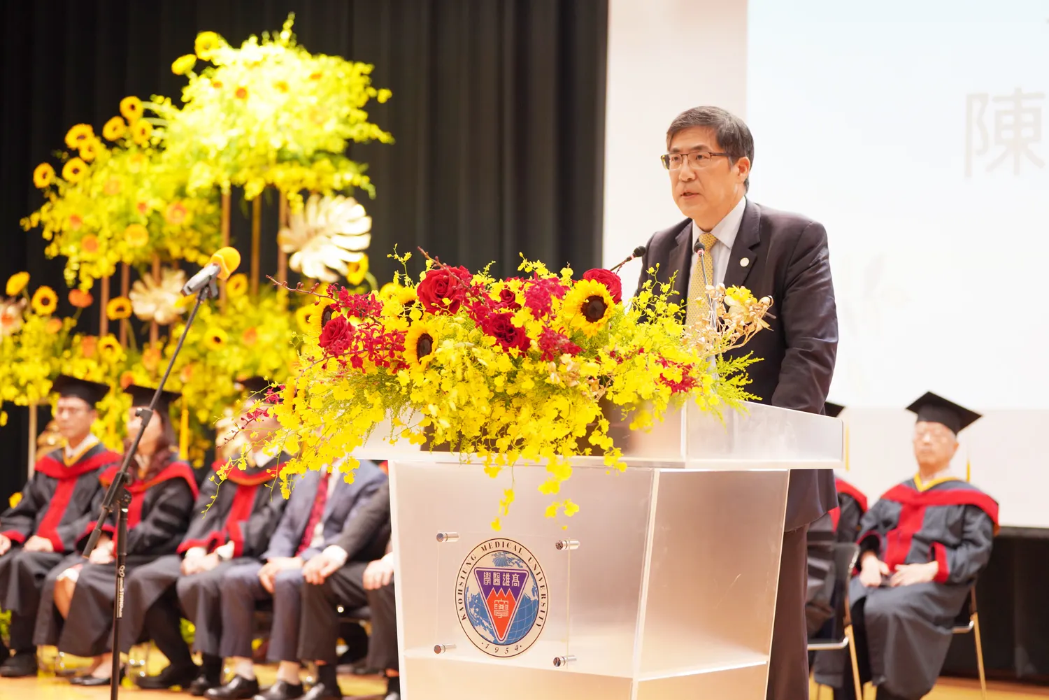高醫董座陳建志爆與小港醫院副院長馮明珠多年同居關係，疑陷不倫風波。（圖／翻攝自FB）