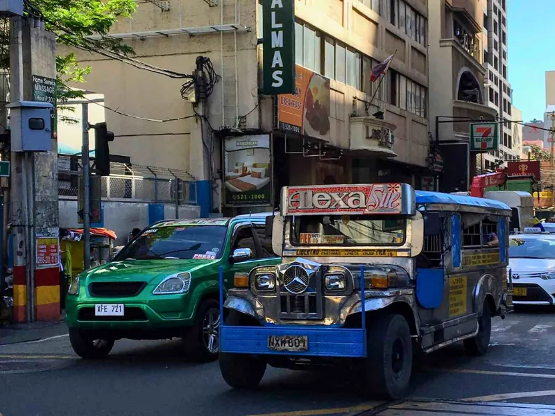 菲律賓馬尼拉路上的吉普尼。（資料照／梁溶珈攝）