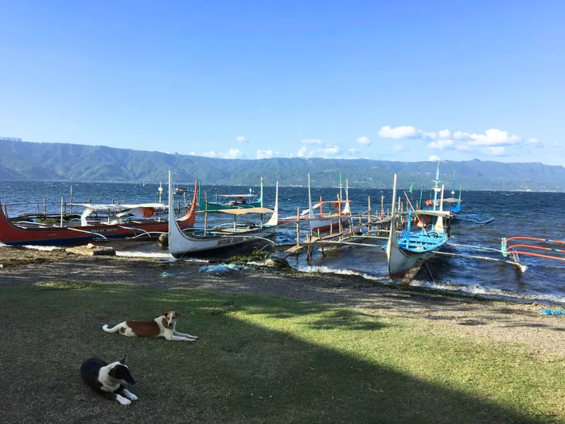 前往塔爾火山的螃蟹船。（資料照／梁溶珈攝）