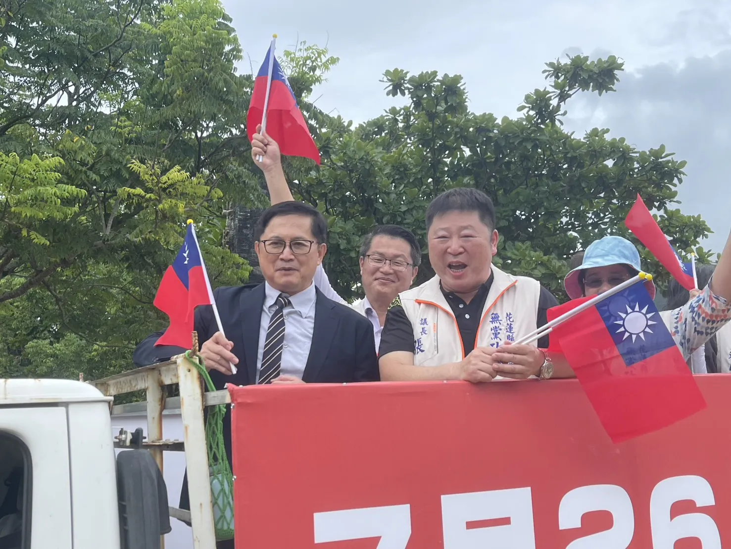 和碩董事長童子賢、花蓮縣議長張峻掃街，力挺罷免國民黨總召傅崐萁。（張峻議長辦公室提供）