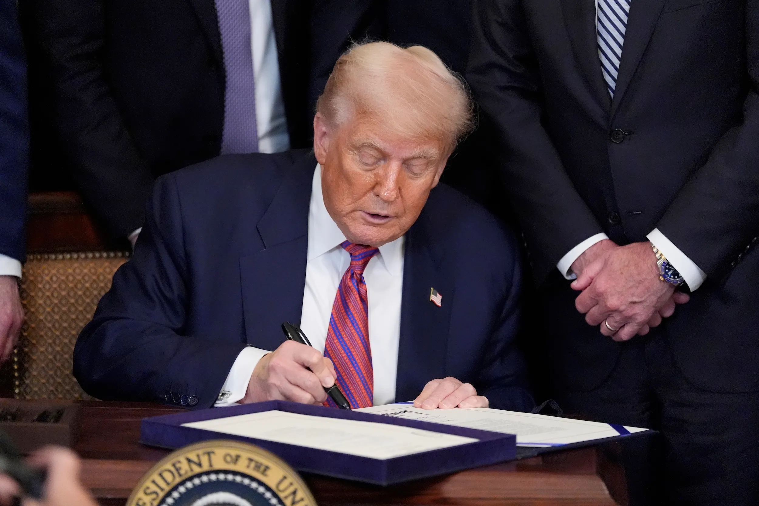 2025年7月18日，美國總統川普在白宮簽署「天才法案」。（美聯社）