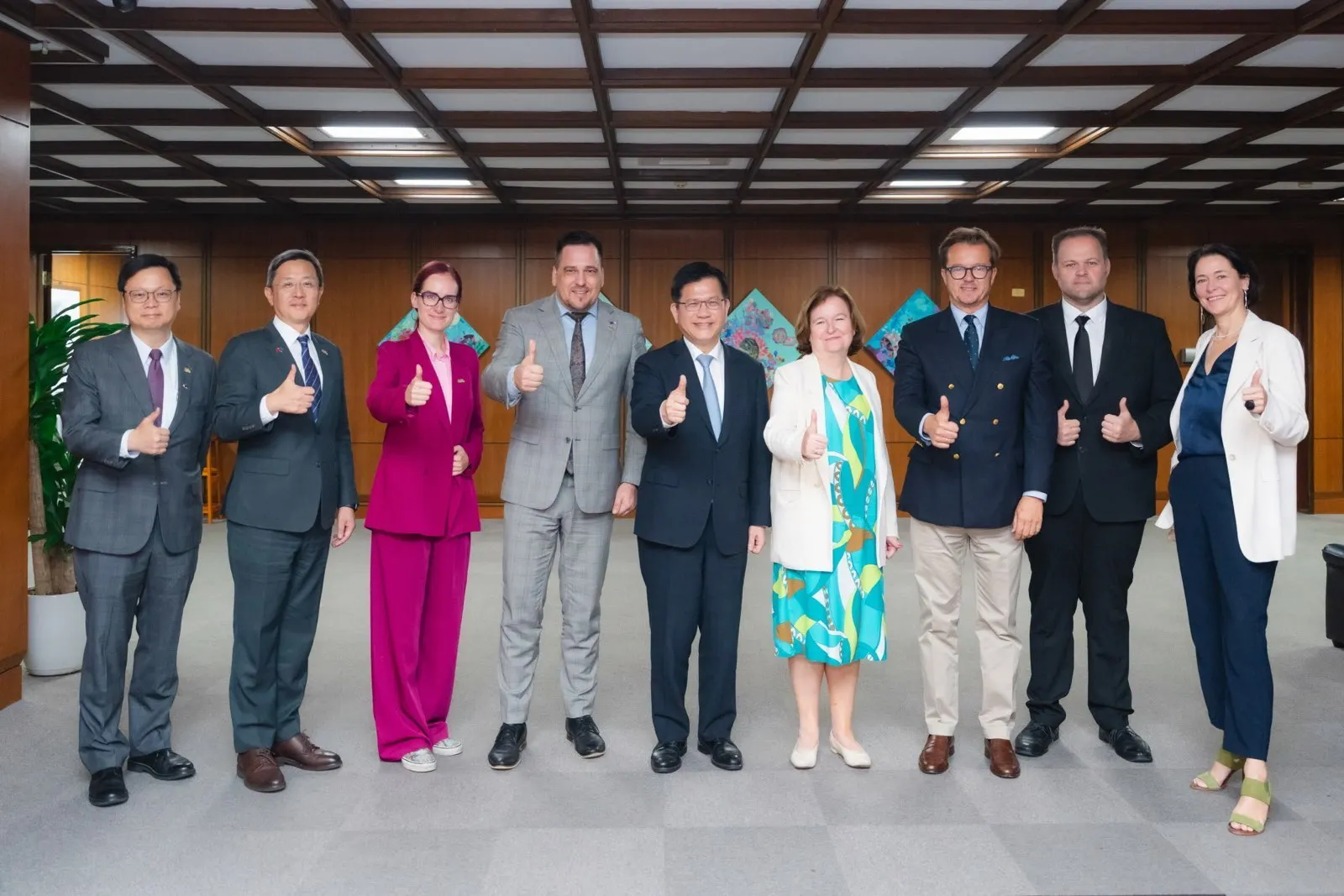 20250722-歐洲議會「歐洲民主之盾（EUDS）特別委員會」籌組正式代表團訪台，外交部長林佳龍21日下午接見訪團。（外交部提供）