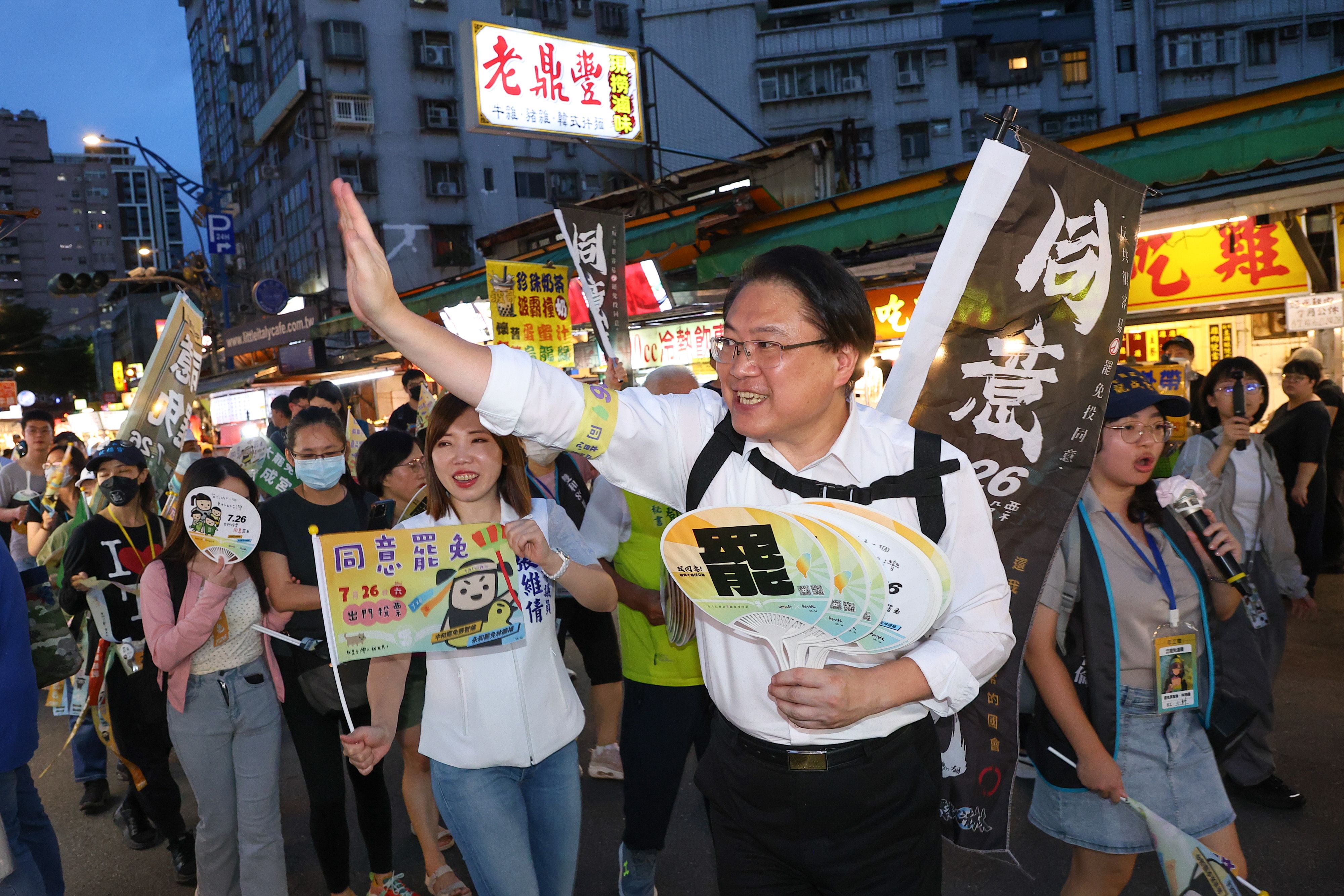 20250722-民進黨秘書長林右昌（右）22日陪同雙和罷團樂華夜市掃街拉票。（顏麟宇攝）