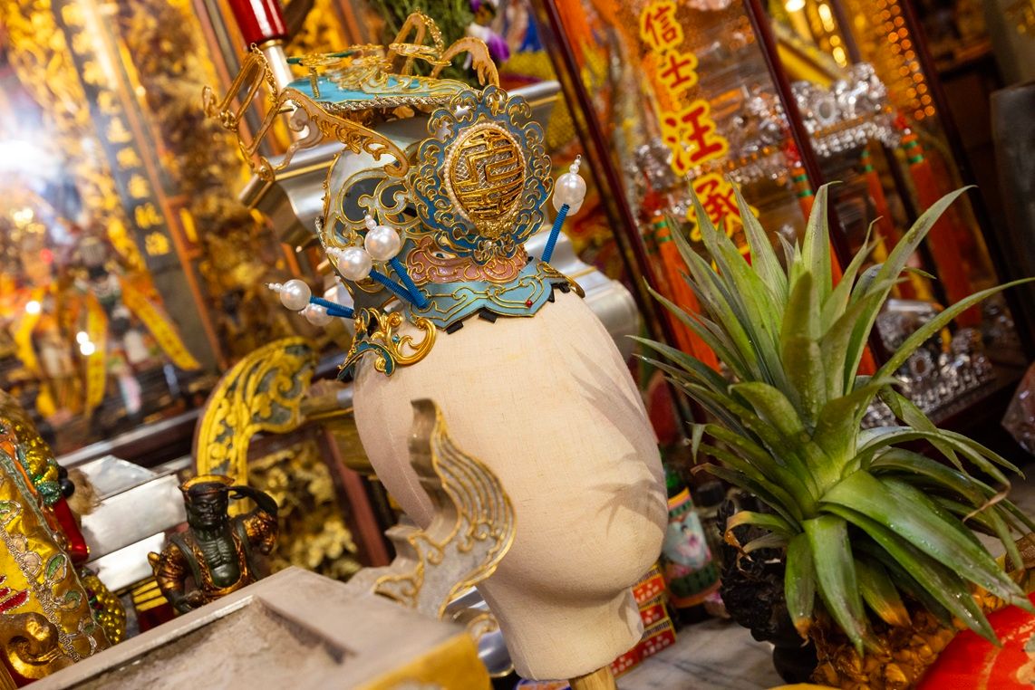 「蓬萊寶冠」在媽祖萬年香火薰陶賜福加持後，將隨著團隊前往大阪。