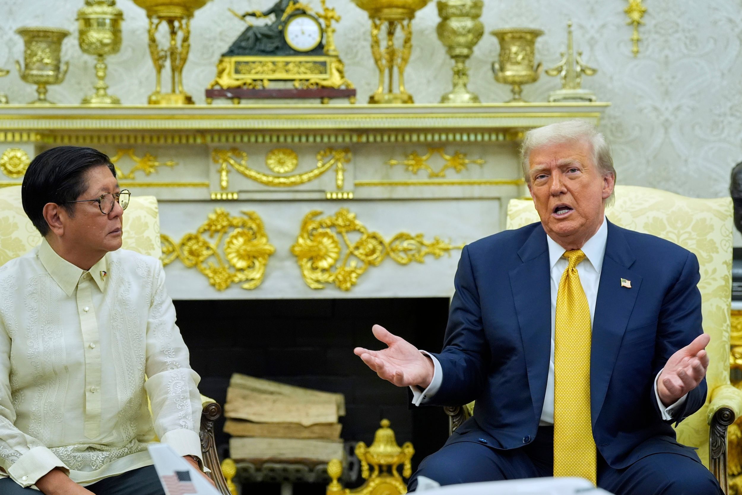 2025年7月22日、米国のトランプ大統領がホワイトハウス大統領執務室でフィリピンのマルコス大統領を迎える。（AP通信）