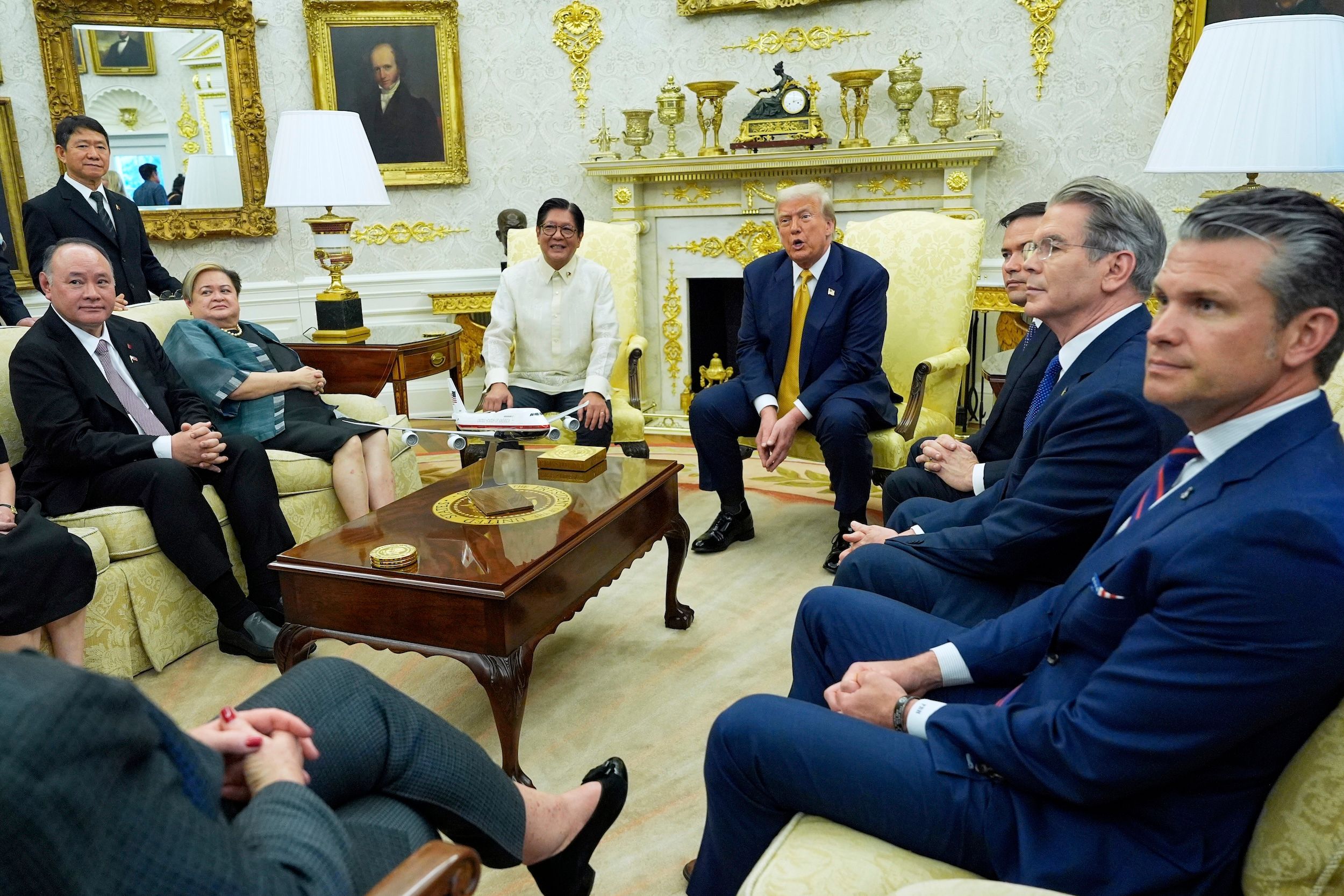 2025年7月22日、米国のトランプ大統領がホワイトハウス大統領執務室でフィリピンのマルコス大統領を迎える。（AP通信）