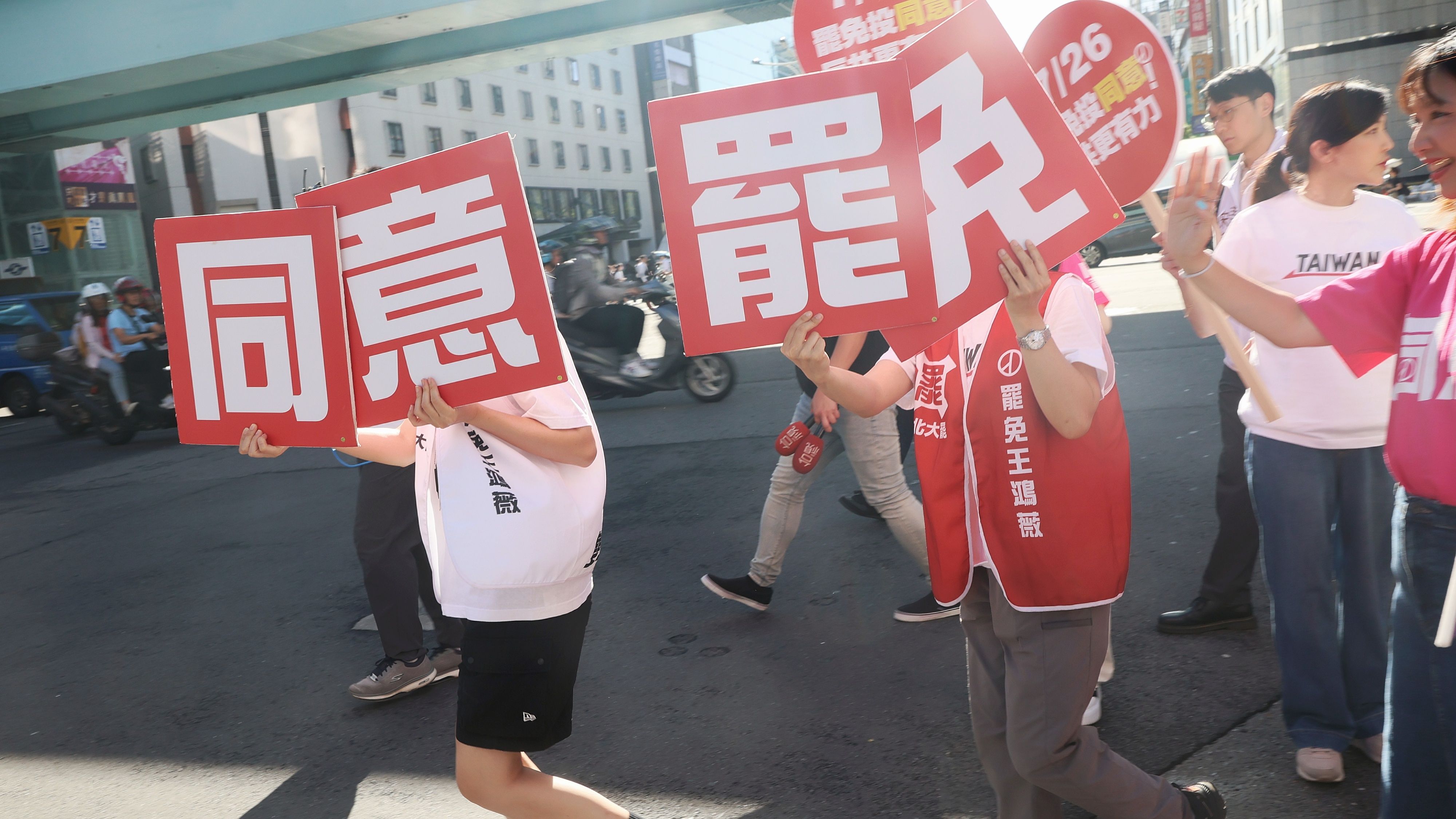 20250723-民進黨立法院黨團23日在台北街頭向民眾拜託支持罷免立委投票。（柯承惠攝）