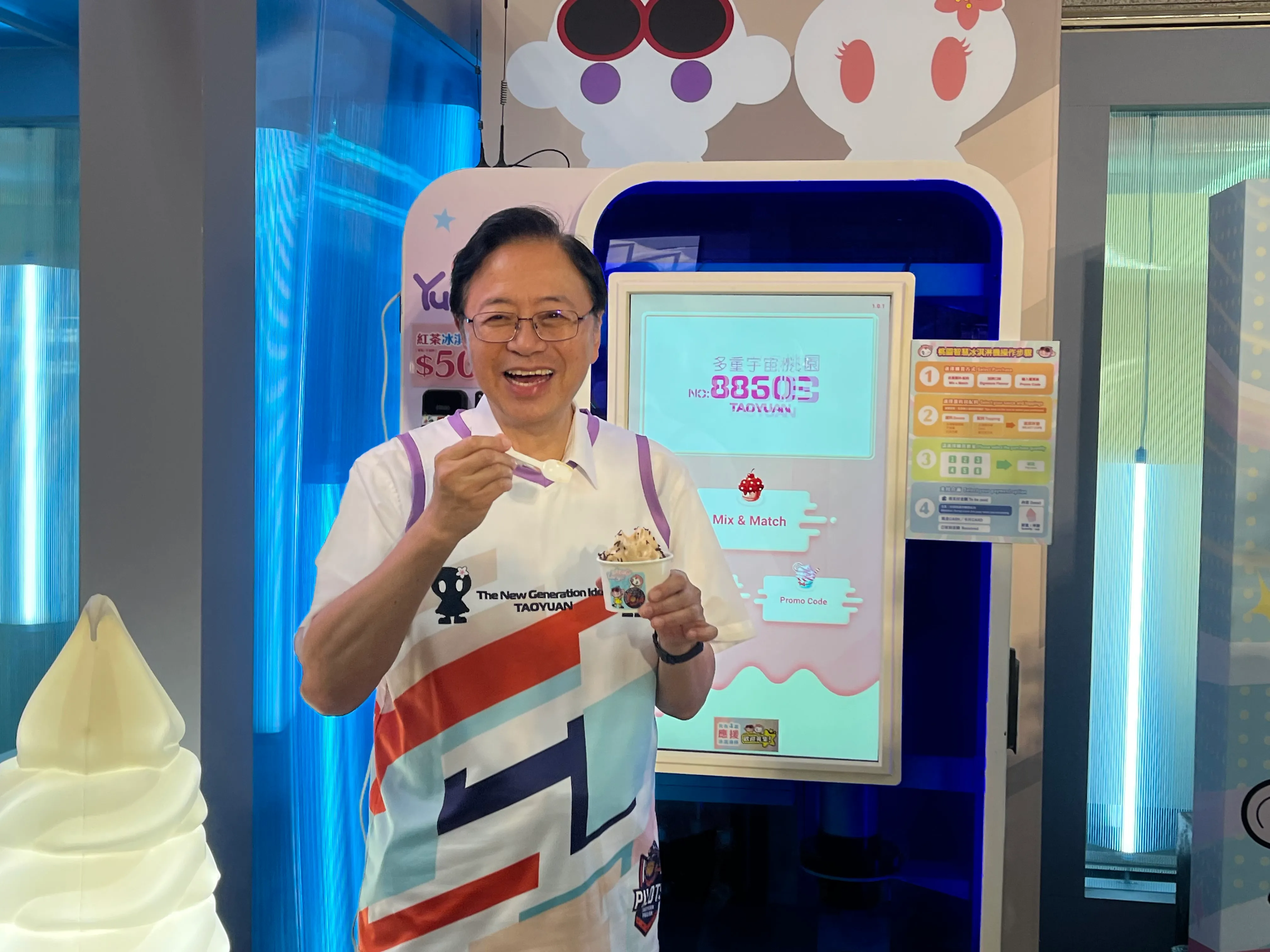圖說：張善政市長熱情邀請民眾，前來桃市府品嚐限定冠軍冰淇淋，讓桃園再來一冠！（圖/桃園市政府提供）