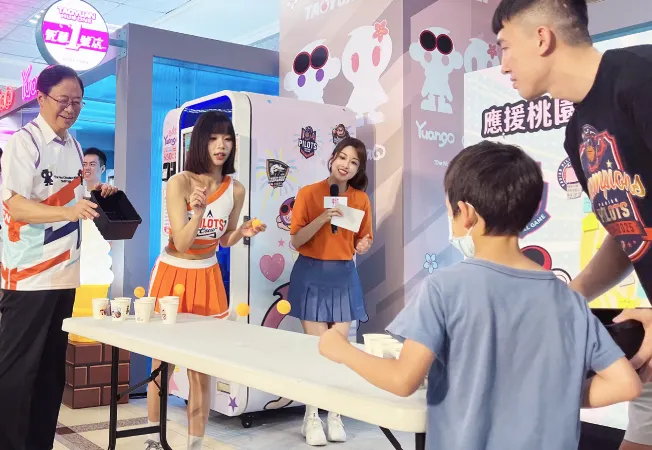 圖說: 張善政市長出席快閃活動，與市民、球員和啦啦隊成員遊戲互動。（圖/桃園市政府提供）