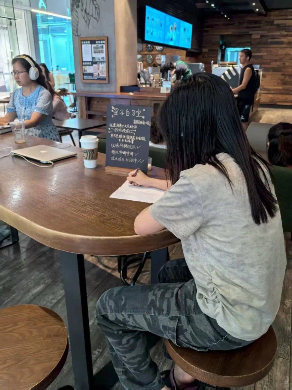 中國大陸部分城市的星巴克新推出自習室，「不要求付費入座」，不限時和不需要預約，門店提供免費電源插座、免費溫水等。（取自微博）