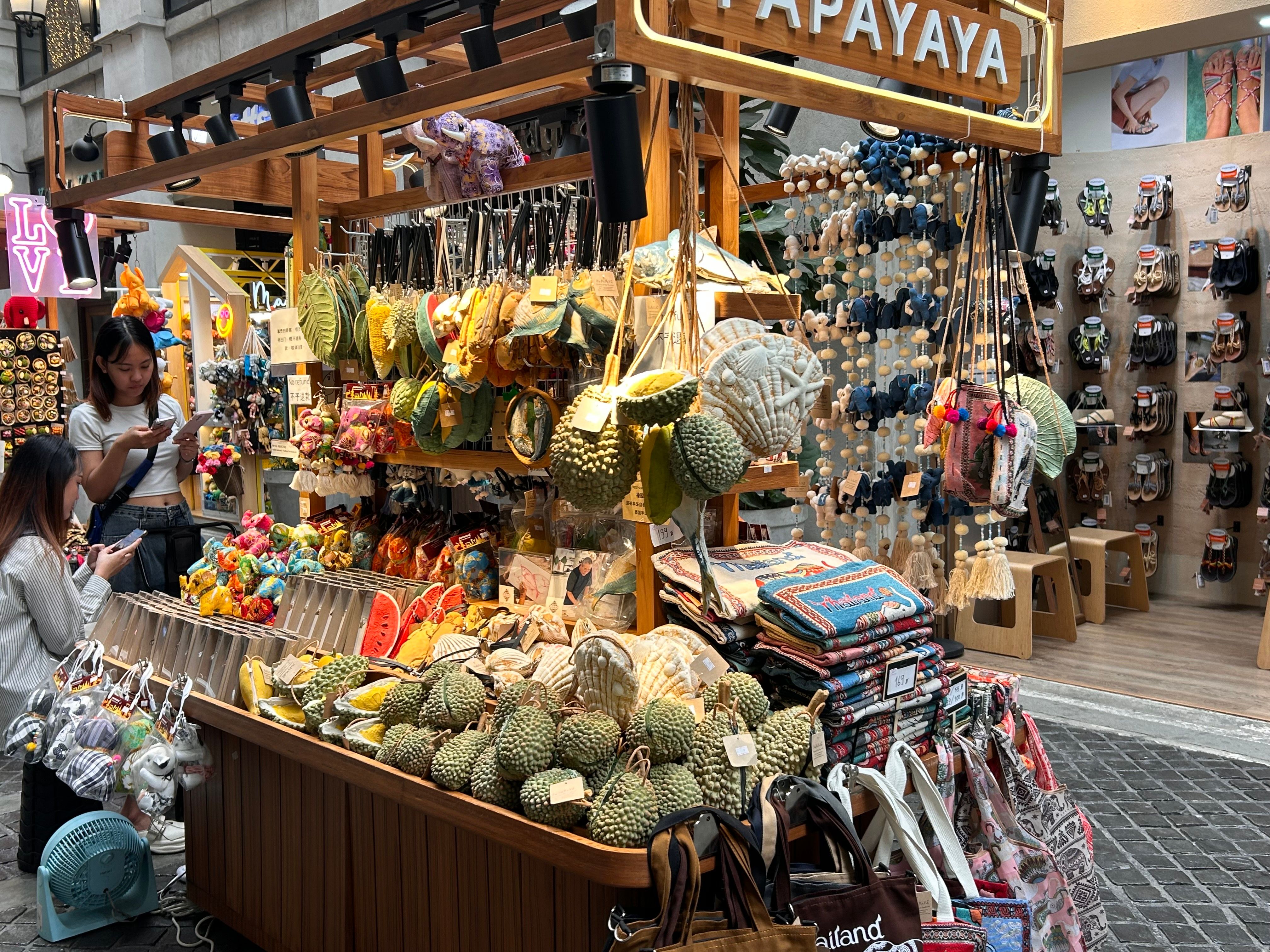 泰國文創商品榴槤包包，因造型逼真，釀女子被海關攔下。（資料照／梁溶珈攝）