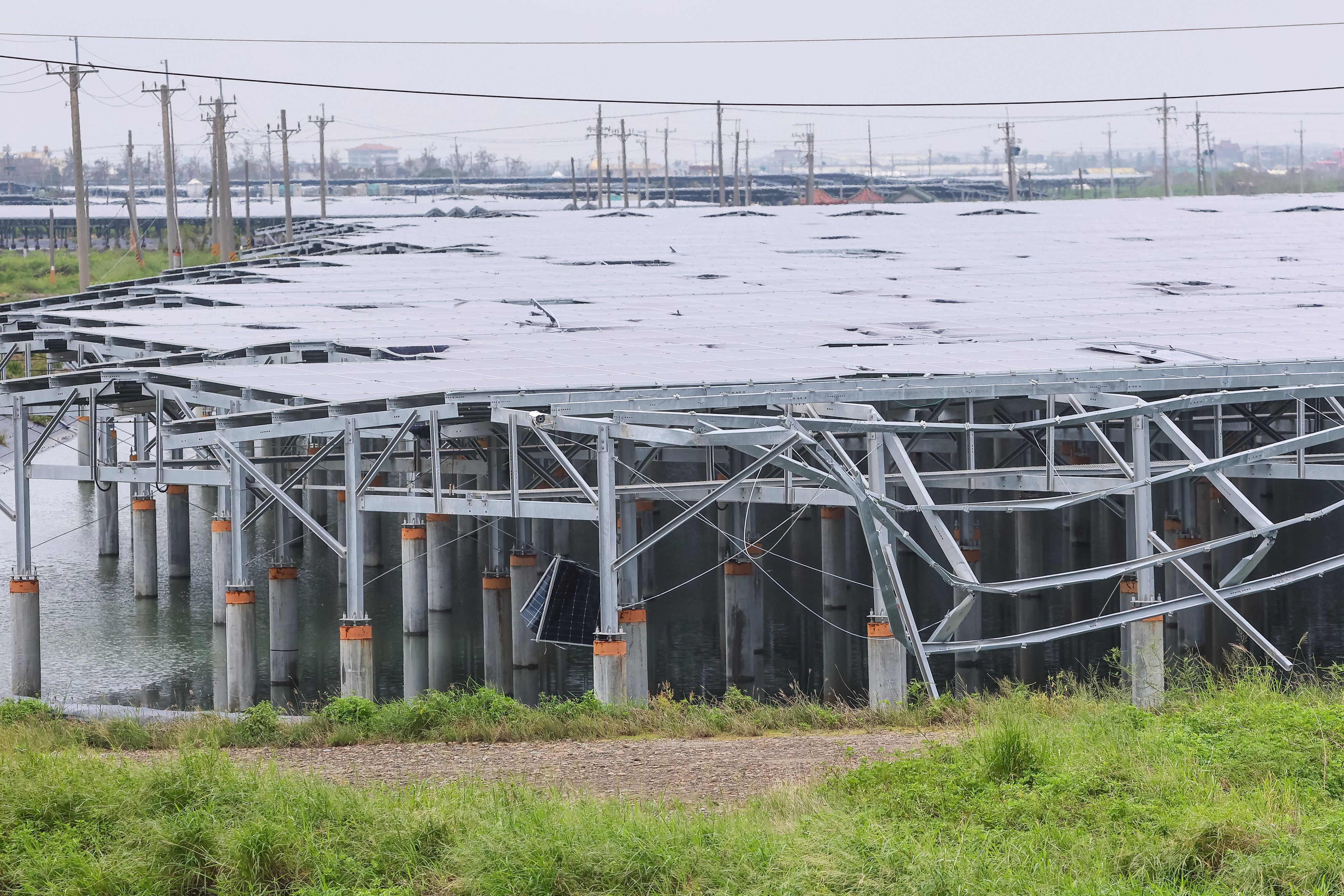 台南沿海遭丹娜絲颱風吹毀的太陽光電板。（顏麟宇攝）