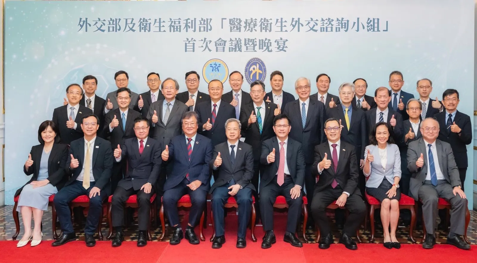 20250723-外交部及衛福部22日舉行「醫療衛生外交諮詢小組」首次會議，外交部長林佳龍、衛福部長邱泰源及行政院秘書長龔明鑫和委員合影。（外交部提供）