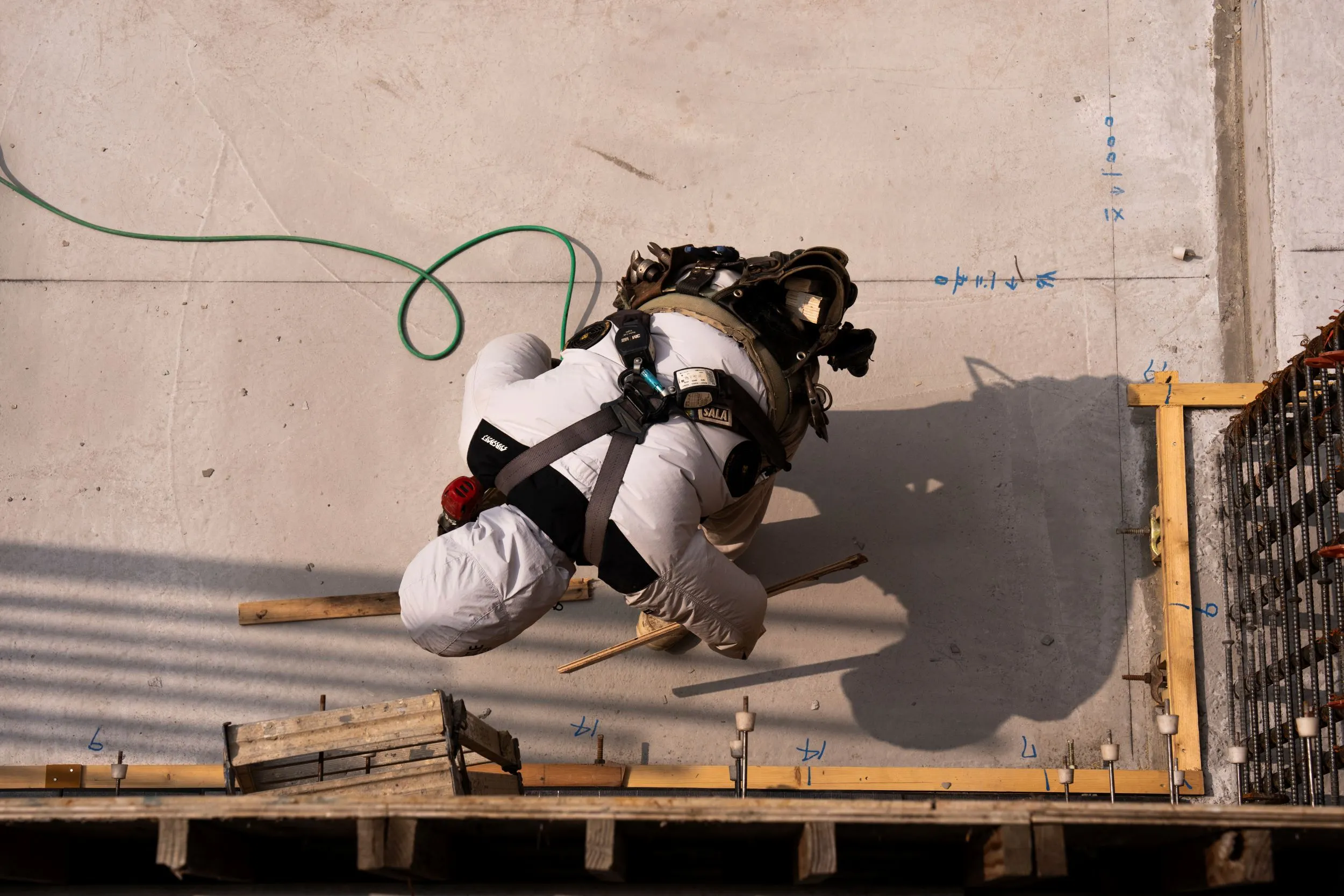 頂著烈日高溫工作的日本建築工人。（美聯社）