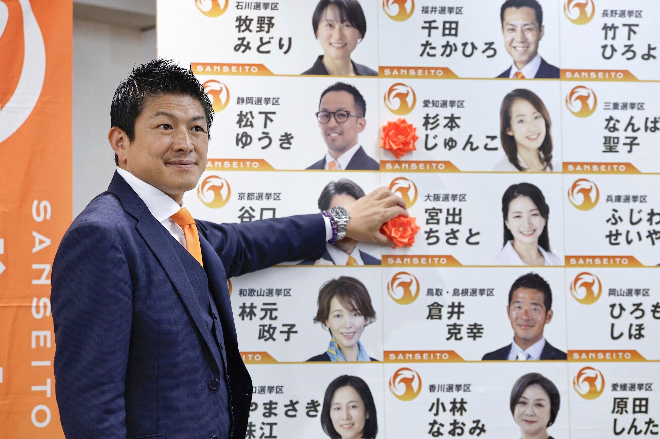2025年7月20日、日本参院選投票日当夜、参政党党首の神谷宗幣が本部で開票を見守る。（美聯社）