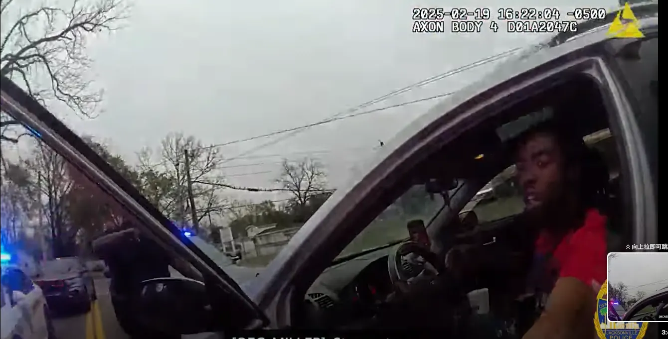 美國佛州發生警察暴力執法對待非裔駕駛。（翻攝自Action News Jax、ABC影片）