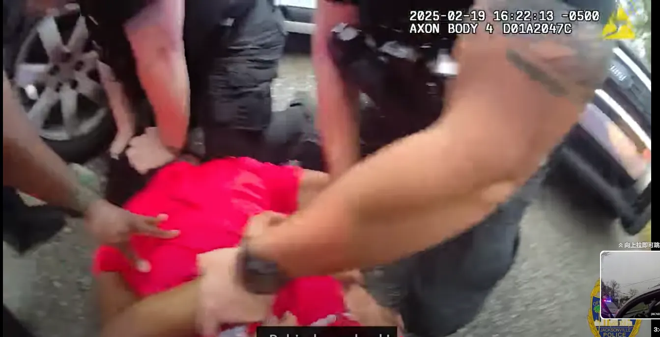 美國佛州發生警察暴力執法對待非裔駕駛。（翻攝自Action News Jax、ABC影片）