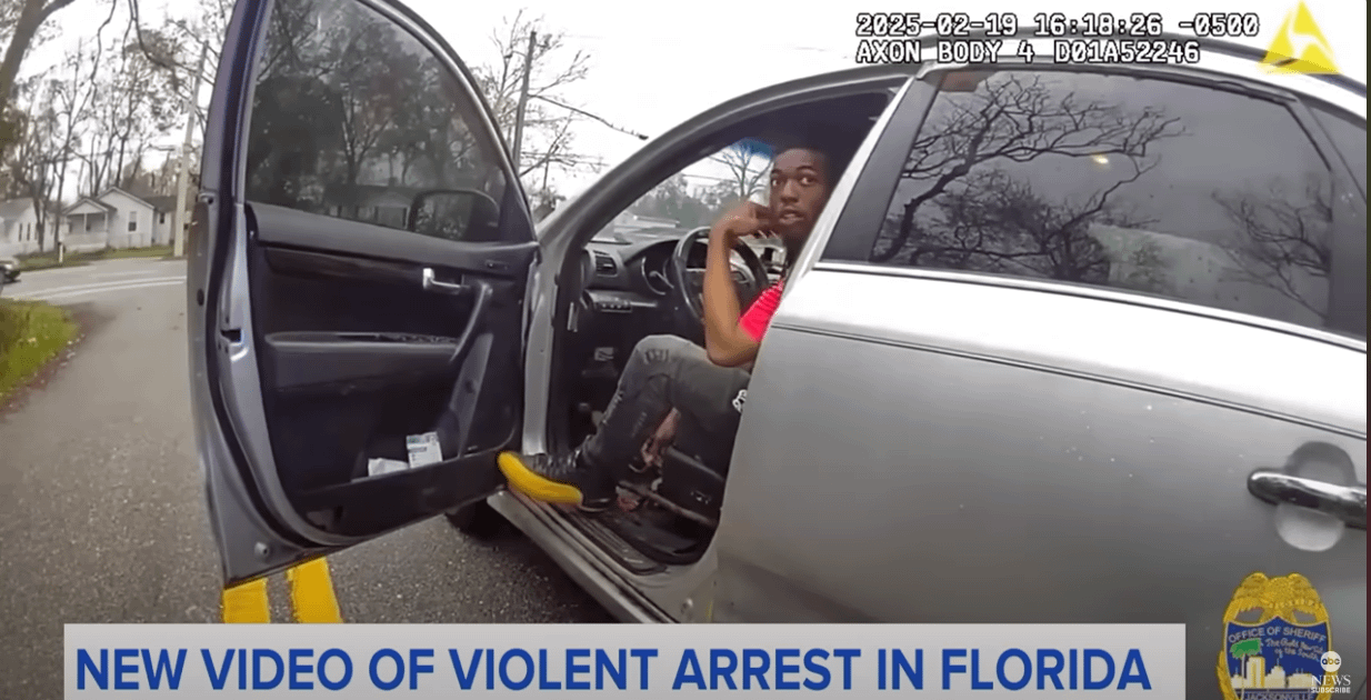 美國佛州發生警察暴力執法對待非裔駕駛。（翻攝自Action News Jax、ABC影片）