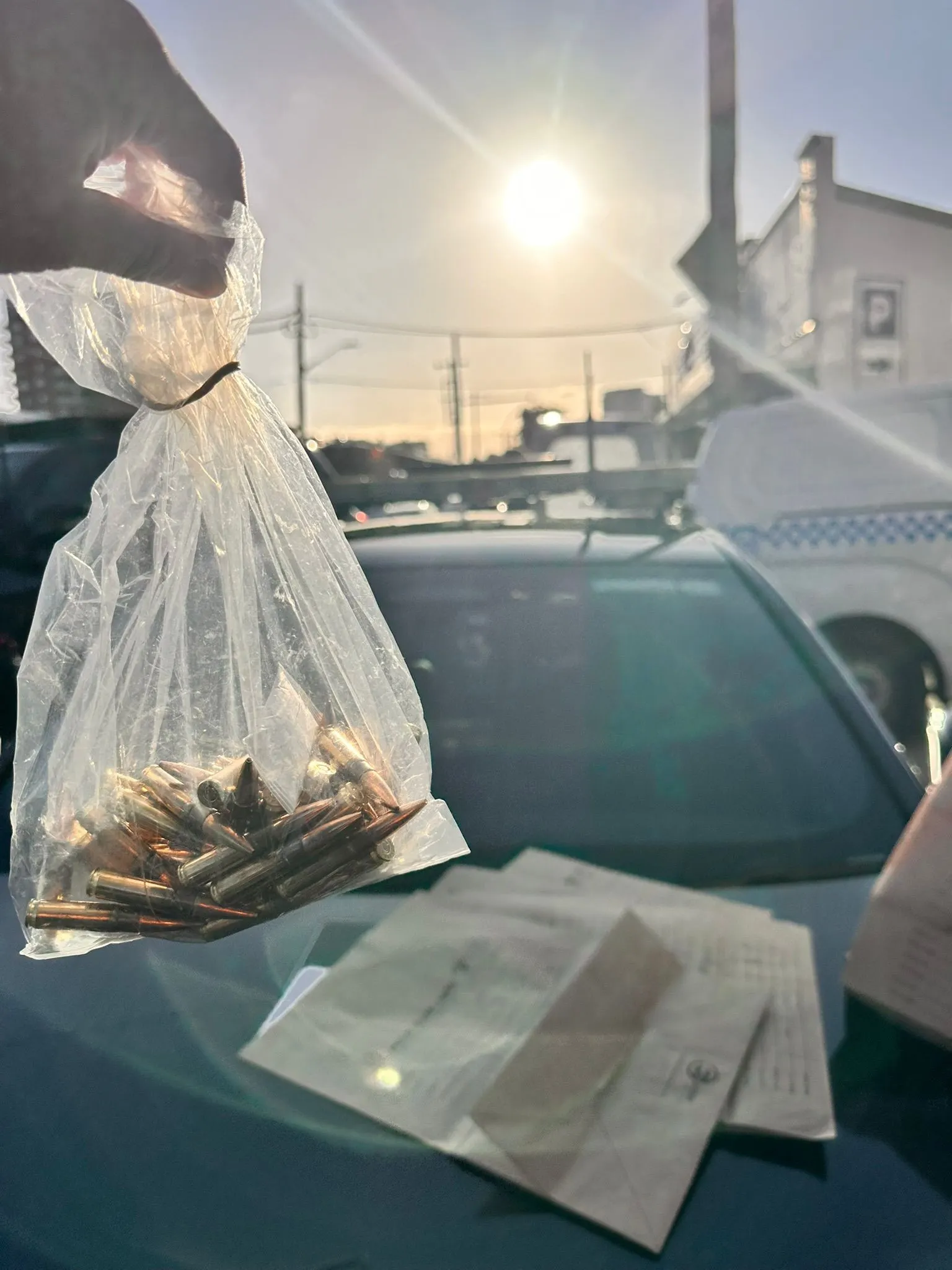 澳洲警方查獲一輛冒充「中國警察」的黑色轎車，逮捕駕駛還搜出槍枝和彈藥。（翻攝自NSW POLICE FORCE粉專）