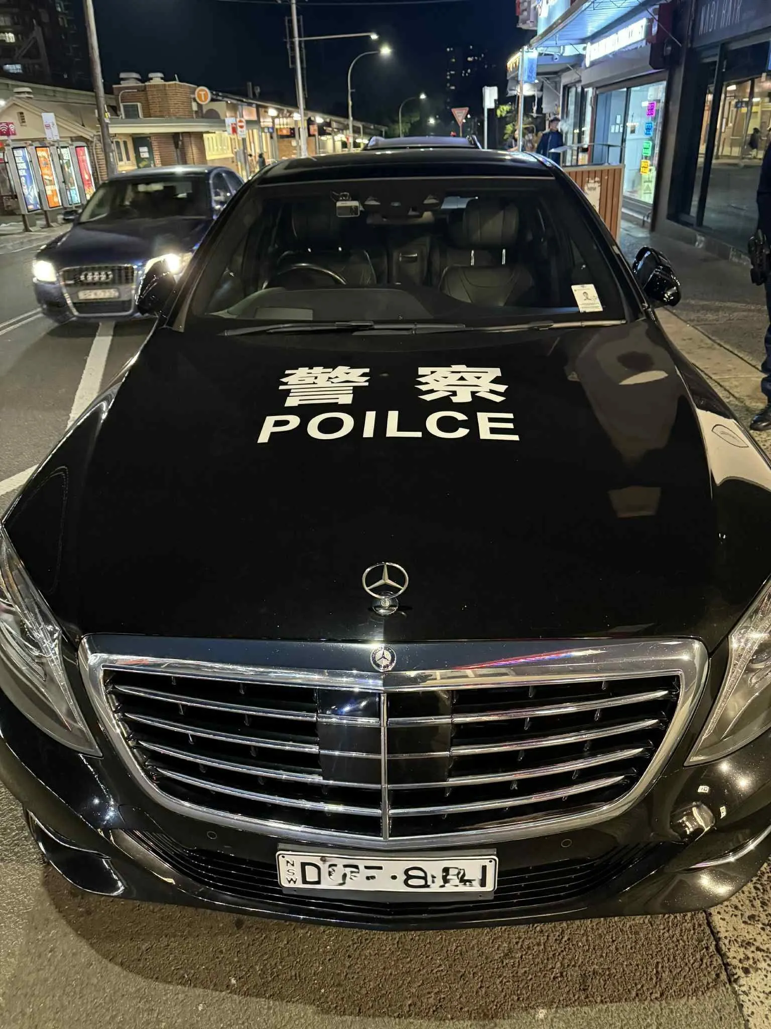 澳洲警方查獲一輛冒充「中國警察」的黑色轎車，逮捕駕駛還搜出槍枝和彈藥。（翻攝自NSW POLICE FORCE粉專）