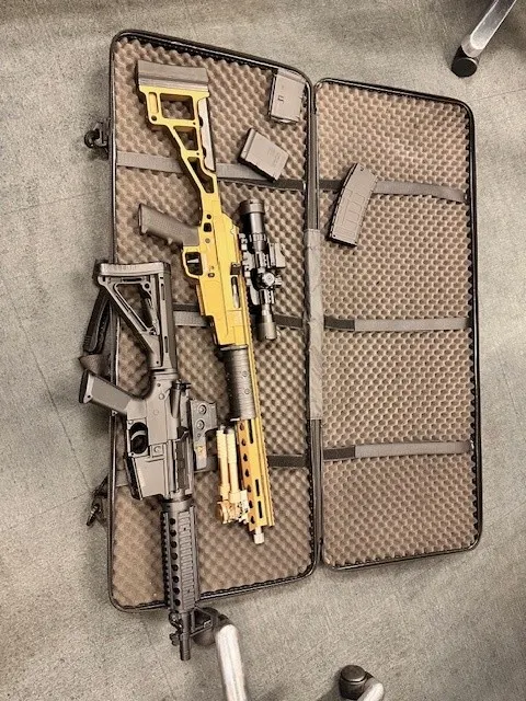 澳洲警方查獲一輛冒充「中國警察」的黑色轎車，逮捕駕駛還搜出槍枝和彈藥。（翻攝自NSW POLICE FORCE粉專）