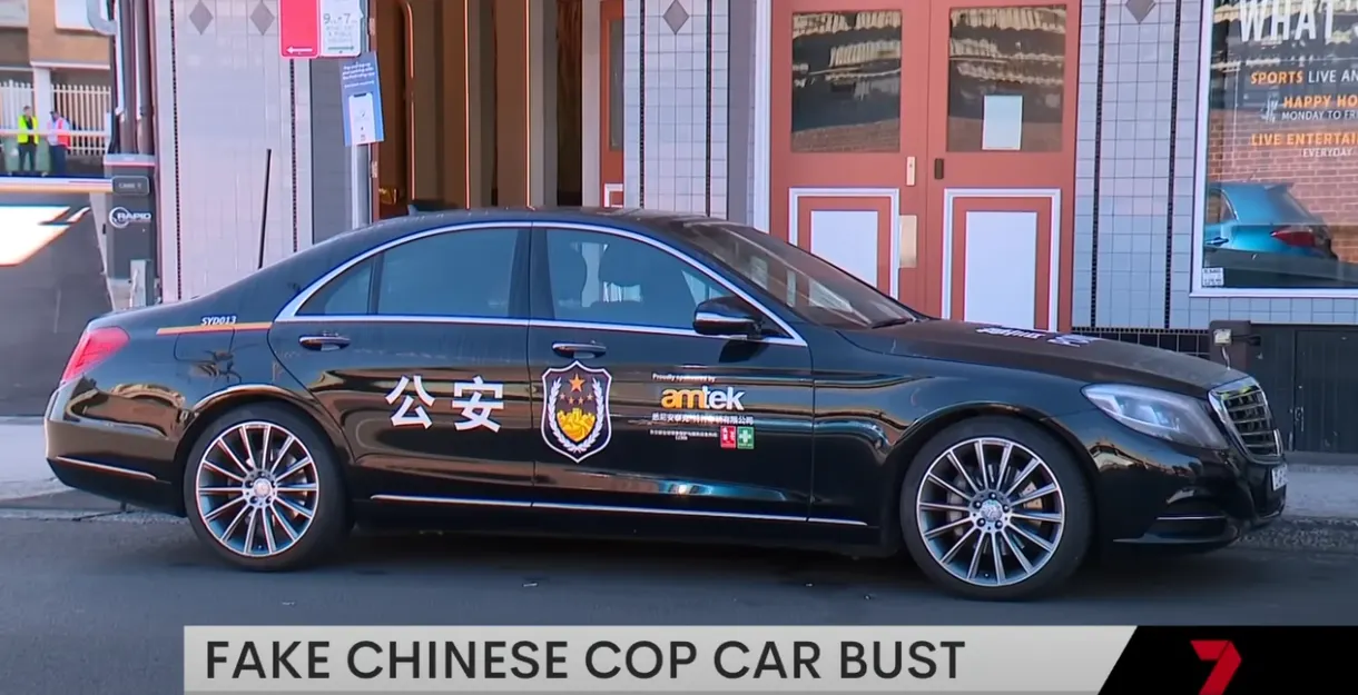 澳洲警方查獲一輛冒充「中國警察」的黑色轎車，逮捕駕駛還搜出槍枝和彈藥。（翻攝自7News 新聞影片）
