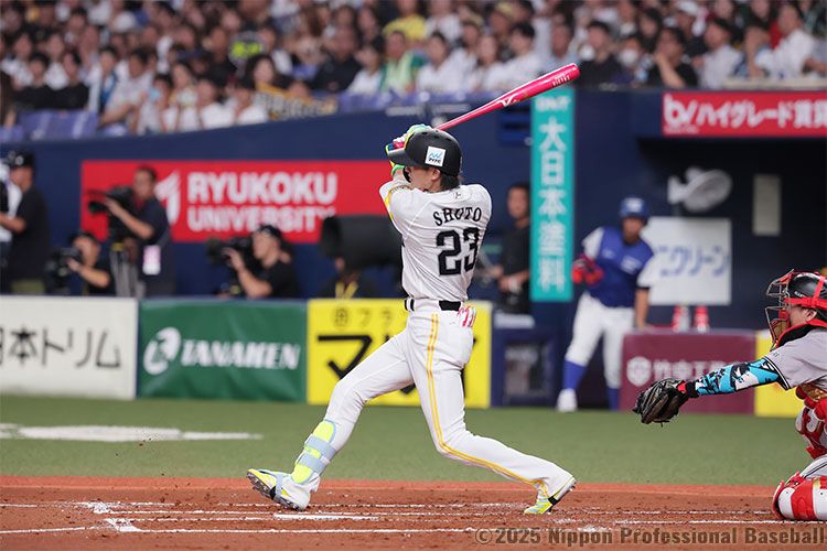 2回裏1死一、三塁、周東佑京（ソフトバンク）がライト前タイムリーヒットを放ち、パ・リーグが先制。©2025 Nippon Professional Baseball