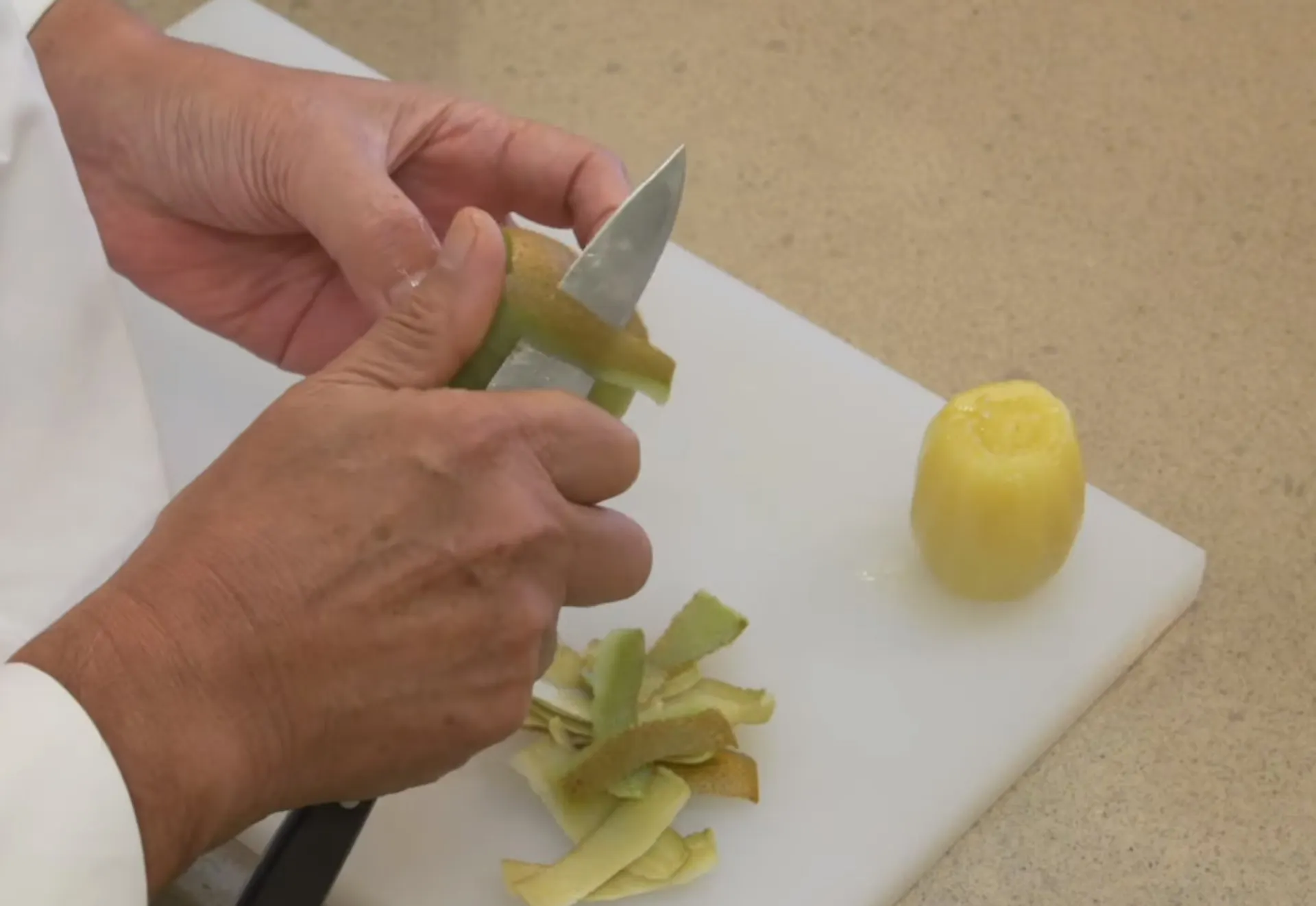 奇異果整個削皮切法。(圖/翻攝自zespri影片)