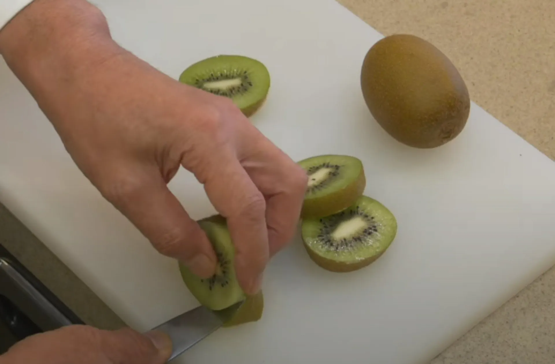 奇異果先切片後去皮切法。(圖/翻攝自zespri影片)