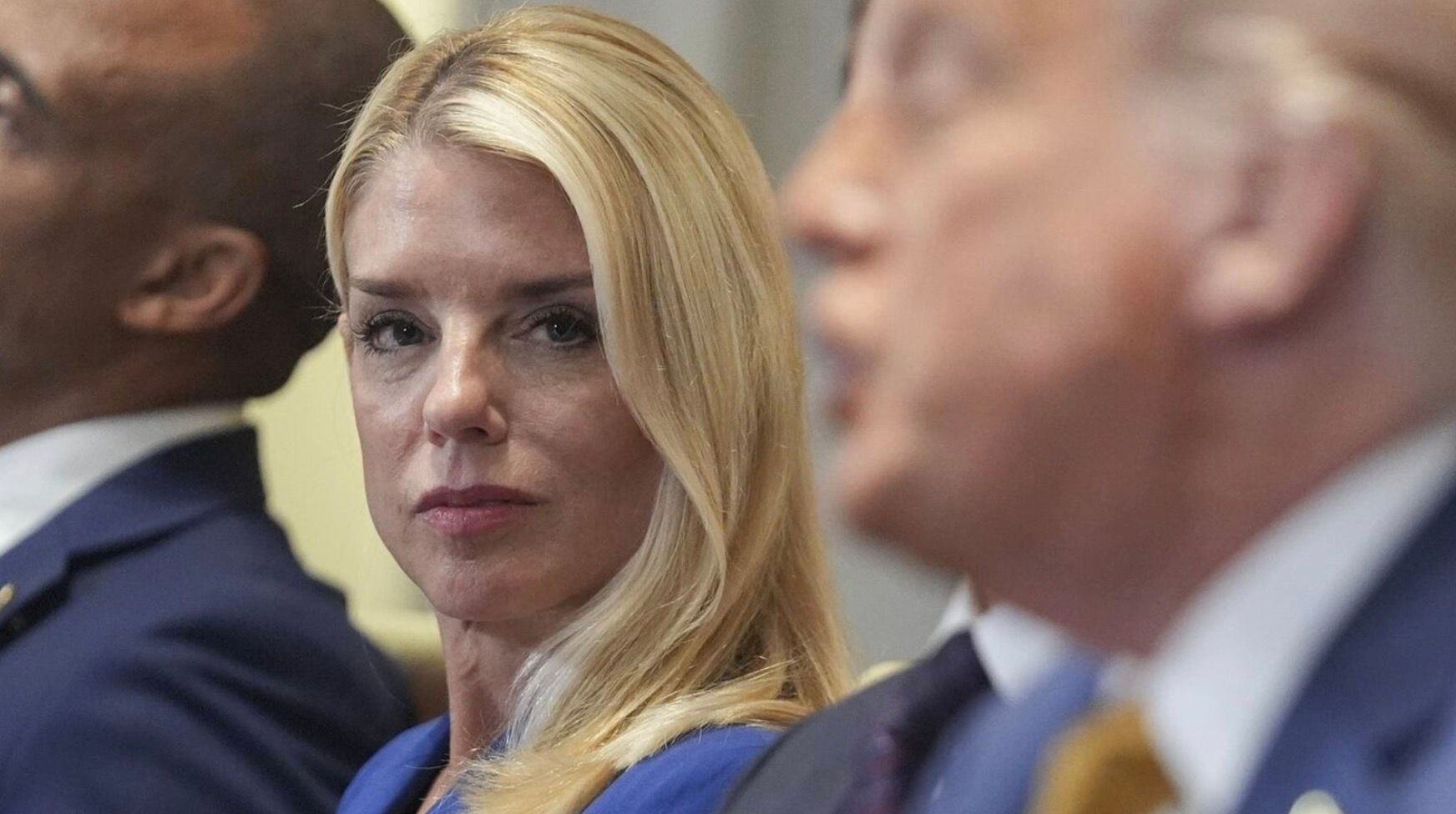 美國司法部長潘姆・邦迪（Pam Bondi）與川普出席內閣會議。（美聯社資料照）