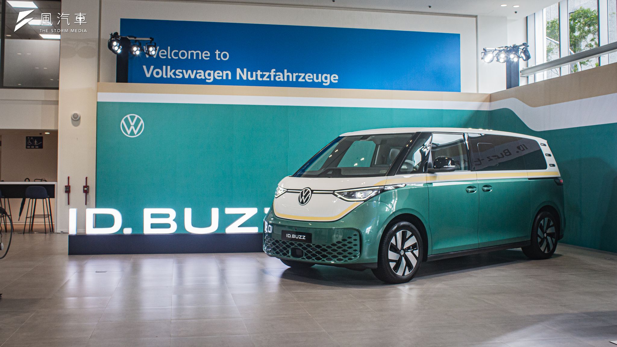 福斯商旅發表全新六人座車型的 ID.BUZZ，車身尺碼與七人座版本相同，打造更為寬廣的車室空間。