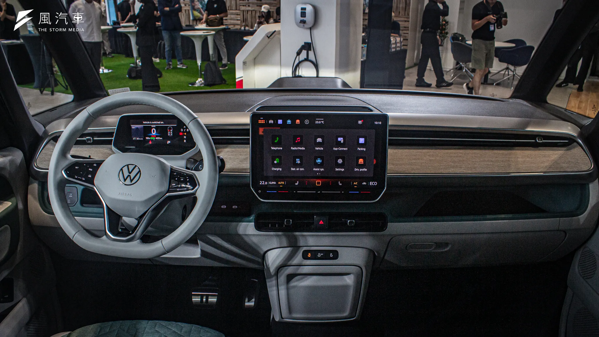 六人座 ID.BUZZ 同樣具有全邏輯數位儀表板以及 12.9 吋的中樣觸控螢幕。