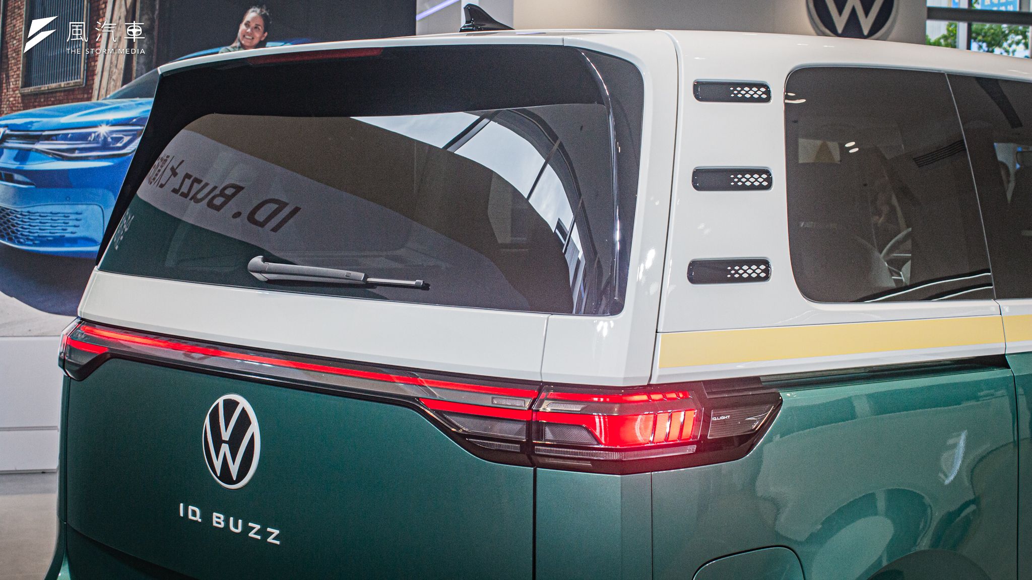 尾燈造型呼應車頭的貫穿式日行燈設計，ID.BUZZ 純電動的車身顯得更為圓潤。