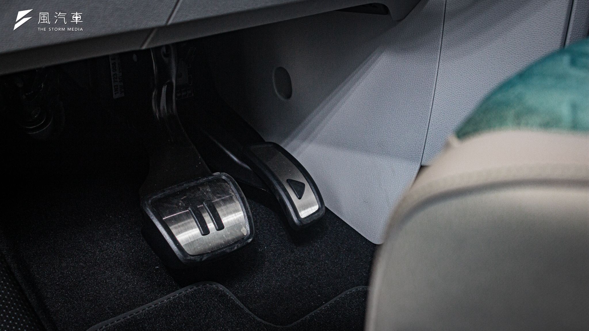 踏板上別具巧思的暫停與播放按鍵設計，讓 ID.BUZZ 的車輛設計更顯年輕。