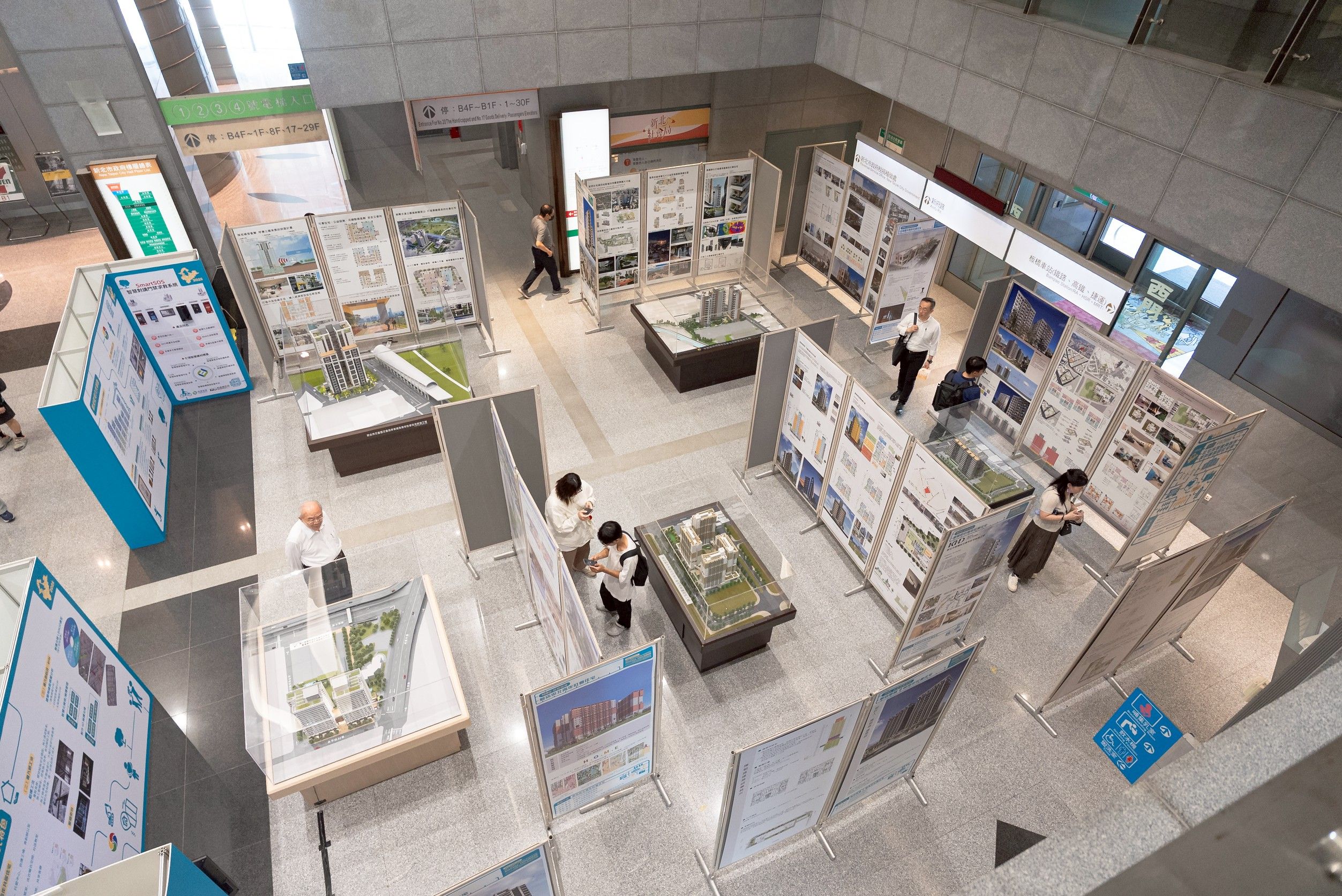 新北社宅淨零碳與智慧建築社宅展即日起到7月31日，在新北市政府大廳一樓東西側，歡迎民眾參觀了解新北市社宅歷程。(圖/新北市政府城鄉發展局)