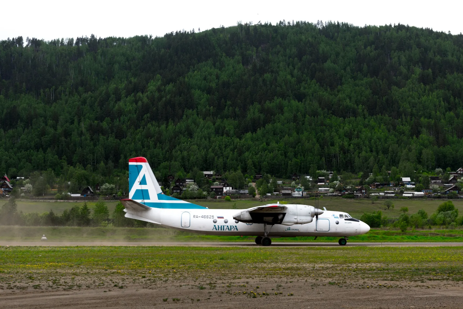 俄羅斯舊型安東諾夫24型客機。（翻攝自Angara Airlines粉專）