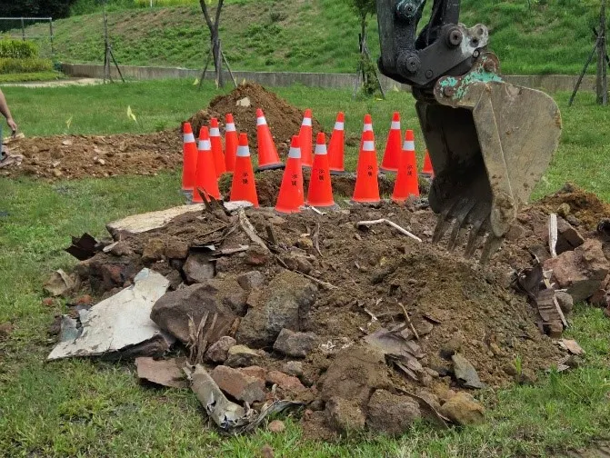 新竹市府日前在華德福校園草皮下土層挖出營建廢棄物。（圖／新竹市政府提供）