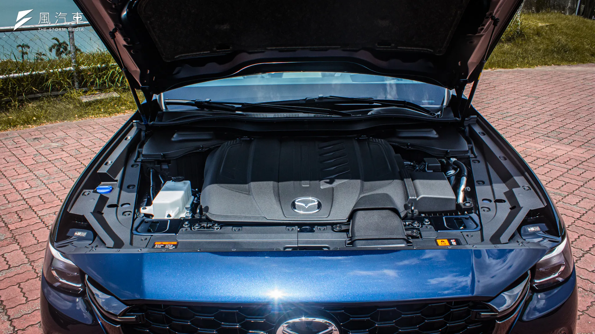 Mazda CX-60 採用同級罕見的縱置引擎配置，讓重心集中使操控特性提升，33T 車型的直列六缸也更顯龐大。