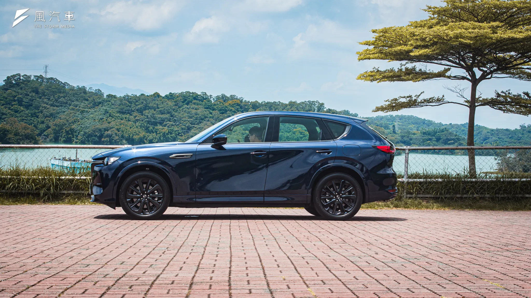 Mazda CX-60 雖然強調操控特性，但在車身收尾仍以傳統 SUV 的高聳線條為主軸，主張操控同時也呼應本身家用SUV的定位。