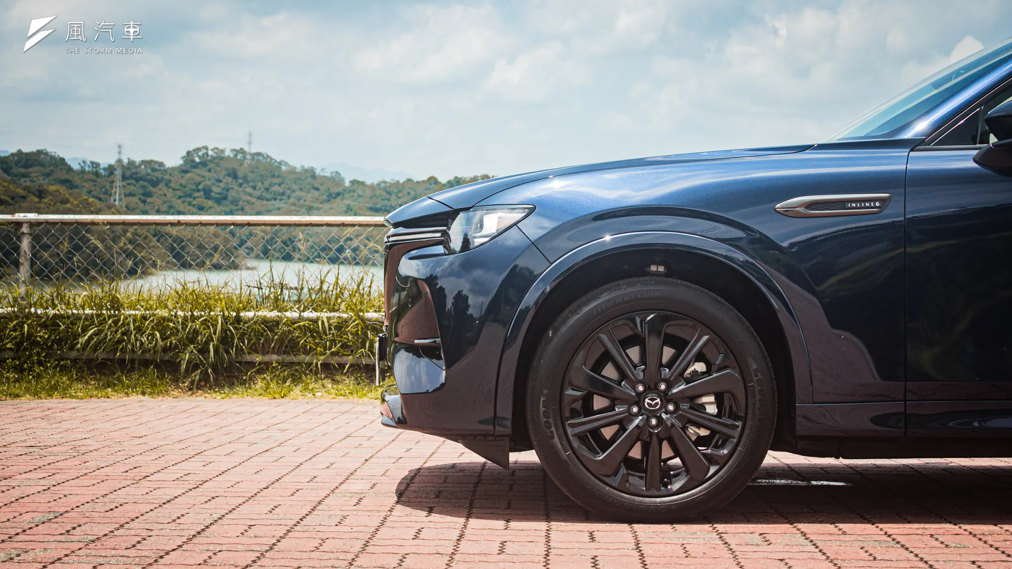 前懸吊配置同級罕見的雙A臂設計，可以說縱置引擎+雙A臂懸吊的 CX-60 簡直是放大版的MX-5。