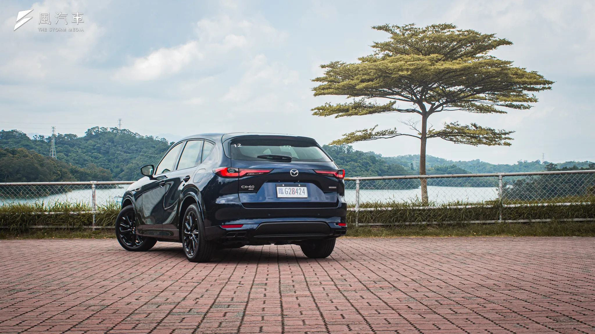 小改款後的 Mazda CX-60 在車尾視覺同樣沒有變更，尤其尾門中央仍採用品牌 LOGO 作為主視覺，並沒有跟風換成英文字樣。