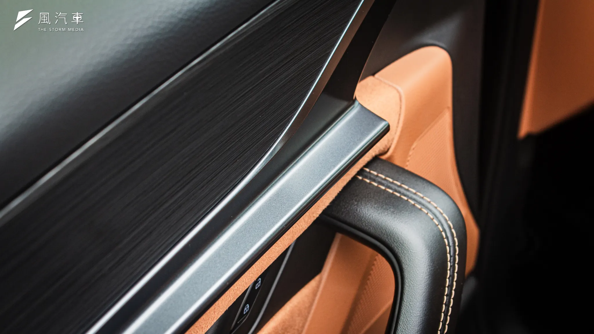 車門上黑色 Nappa 真皮的扶手在手肘處特別的設計，讓人感受到 Mazda 在細節處的用心。