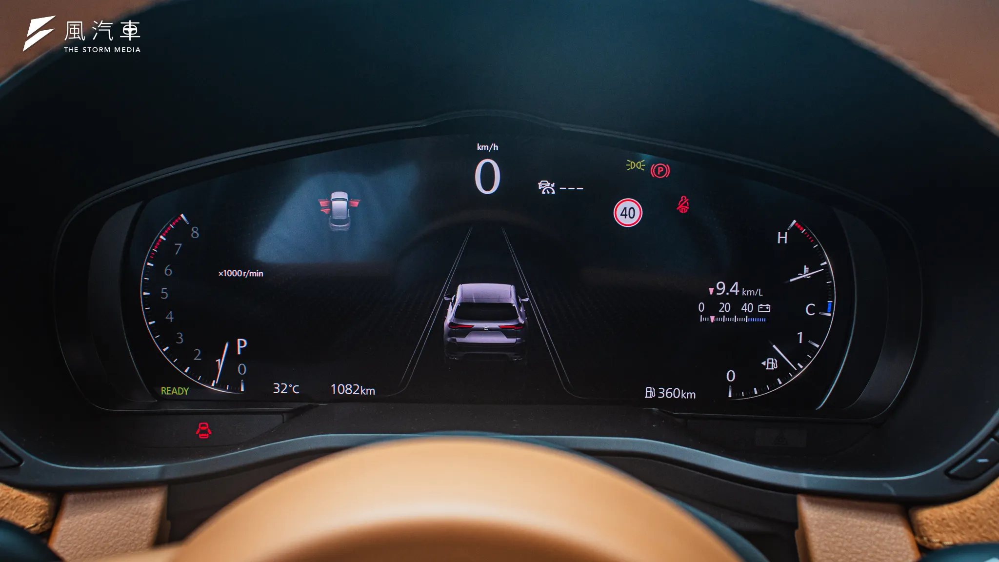 儀表板採用全數位顯示，33T 車型更配有駕駛面部偵測攝影機，提供全方位的行車保障。