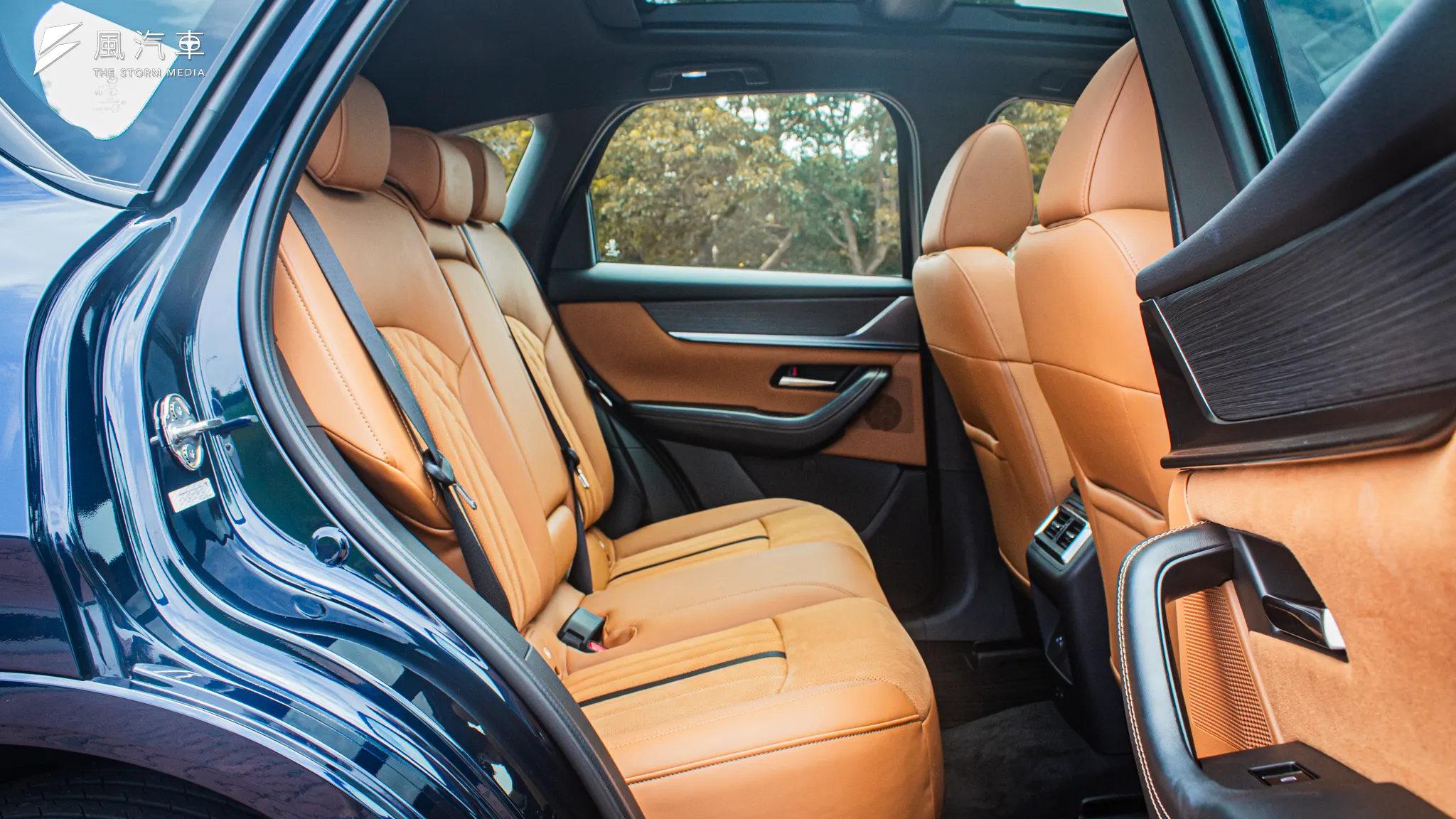 後座表現也許是 CX-60 稍嫌不足的部分，腿部空間對於 175cm 以上的朋友並不理想，建議有載人需求時可以稍加考量，除非你載的人都不高。