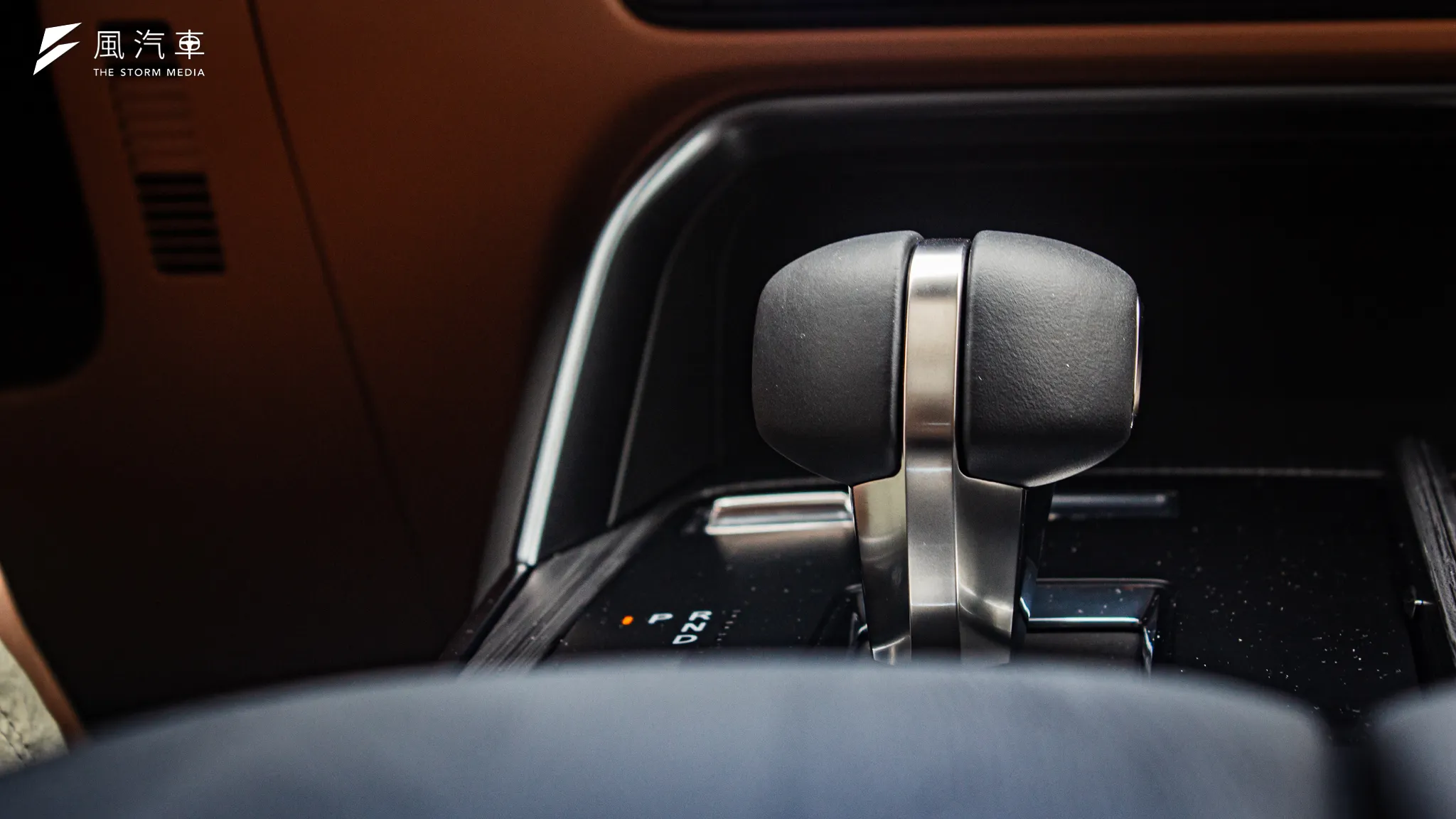 Mazda CX-60 採用線傳排檔控制，不過排檔桿本身僅負責 PRND的切換，若要進行手動變速則得靠方向盤的換檔撥片。