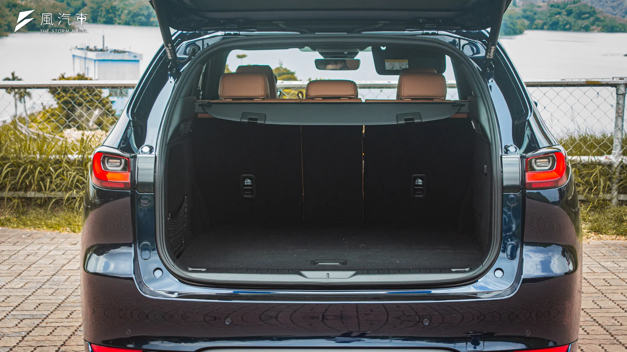 Mazda CX-60 行李箱表現平整，在未將後座倒平時便有 570L 的容積表現。