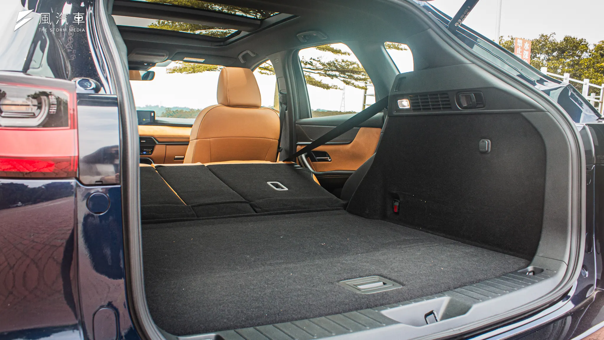 將後座倒平後車廂空間瞬間來到 1,726 L，即便是去批發商場大採買也沒有不夠用的問題，嫌不夠的話建議找搬家公司。